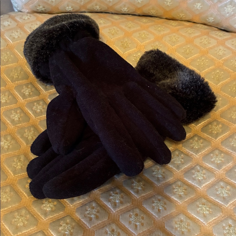 Black and Gray Hat and Gloves Set - Picture 5 of 5